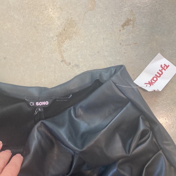 NWT Ci Sono  faux leather shorts with skirt front. Black. Size large - Picture 3 of 7